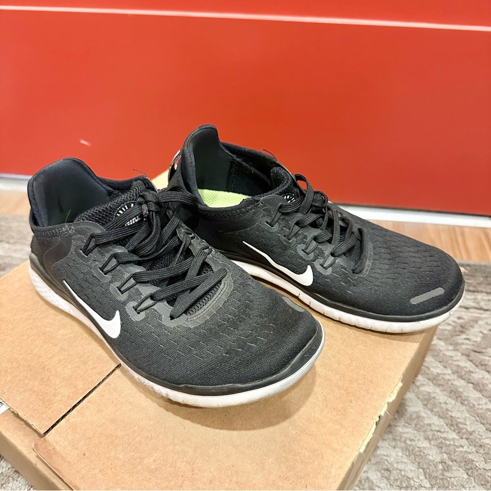 Preowned Nike Women’s Black Free Run Sneakers Size 6